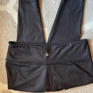 Lululemon Mid-Rise Tight 28"  Size 10 Black and Gray